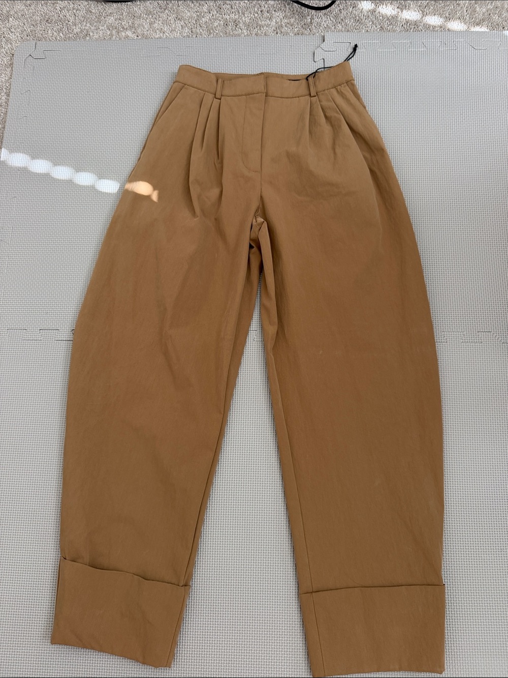 Zara women’s
Pleated Chinos in Tan NWOT